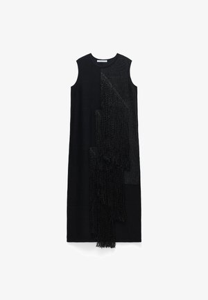 Zwarte gebreide jurk met mouwloos ontwerp; met textuurrijke franjes aan één zijde en gladde stof aan de andere zijde.