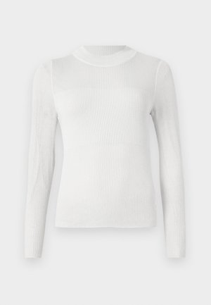 Vit långärmad topp med ribbad textur och hög halsringning. Tyget verkar lätt och har en figurnära siluett.