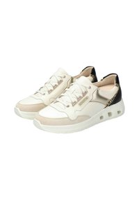 Baskets blanches et beiges avec un dessus en cuir lisse, un talon noir contrastant et des accents en imprimé léopard. Semelle en caoutchouc texturé avec des découpes.
