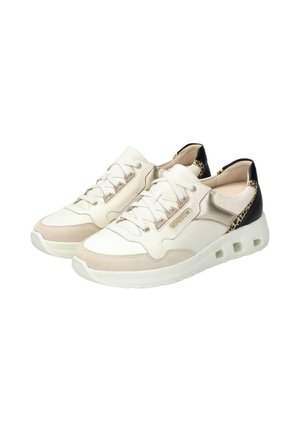 Baskets blanches et beiges avec un dessus en cuir lisse, un talon noir contrastant et des accents en imprimé léopard. Semelle en caoutchouc texturé avec des découpes.