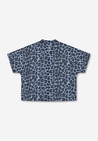 Blauw T-shirt met korte mouwen en een zwart luipaardprintpatroon. Het ontwerp heeft een losse pasvorm en een eenvoudige ronde hals.