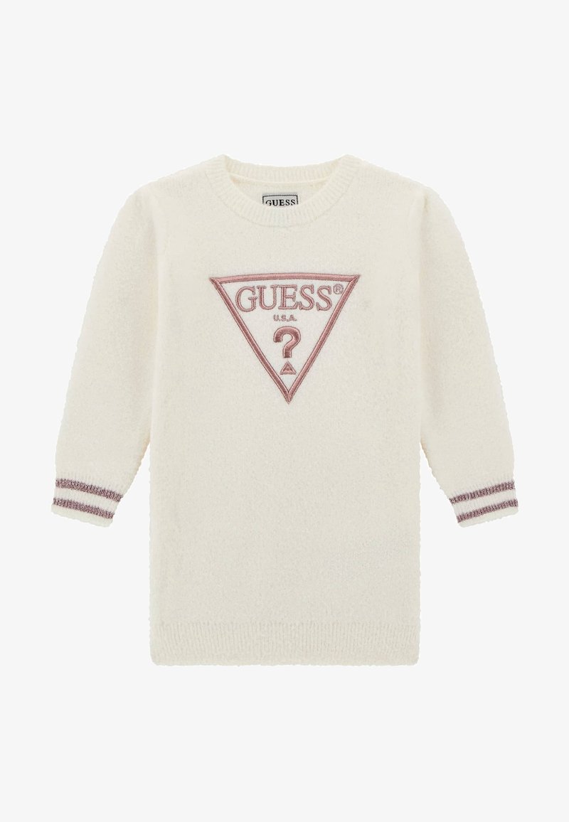 Robe-pull blanche pelucheuse à manches longues avec des poignets rayés roses et un grand logo triangle rose Guess USA avec un point d’interrogation sur la poitrine.