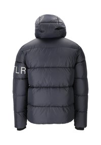 Marinblå pufferjacka med huva, med en quiltad design och elastiska muddar. Vänster ärm har en stor vit "TLR"-logotyp.