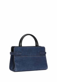 Borsa a mano in suede blu navy con manico in pelle nera, forma rettangolare, cuciture a contrasto e tasche laterali piatte. Texture liscia.