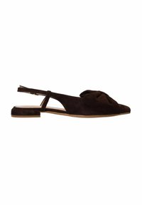 Scarpa piatta slingback in suede marrone scuro con dettagli nodosi sulla parte anteriore e tacco basso. Design aperto sul retro con una fascia laterale per una vestibilità sicura.