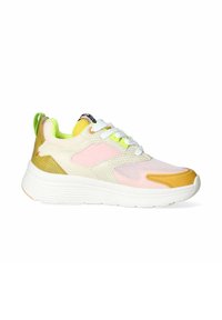 Zapatilla multicolor con detalles en rosa, amarillo y verde, material de malla, acentos texturizados y una suela blanca gruesa con estrías.