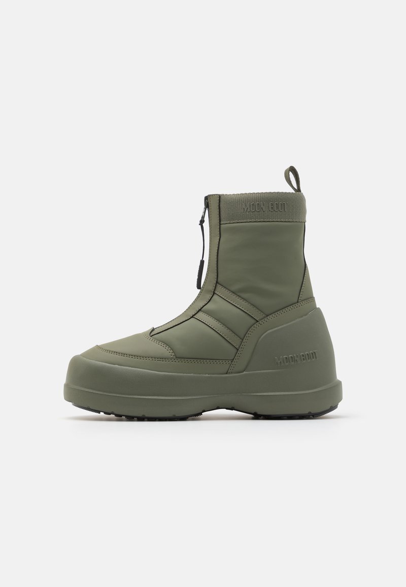 Botte d'hiver synthétique verte avec une cheville haute, fermeture éclair, tige rembourrée et semelle en caoutchouc. Présente une finition texturée et un détail de logo.