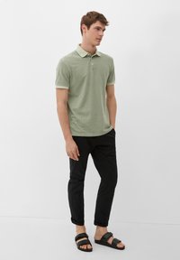 s.Oliver MIT ALLOVER - Poloshirt - olivgrün