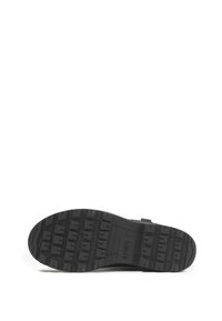 Semelle de chaussure en caoutchouc noir avec un motif texturé pour l'adhérence, présentant un design de bande de roulement surélevé pour la stabilité et le grip.