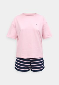 Rosa Baumwoll-T-Shirt mit Rundhalsausschnitt, kombiniert mit marineblauen Shorts mit horizontalen rosa Streifen. Einfaches Design mit Logodetail.