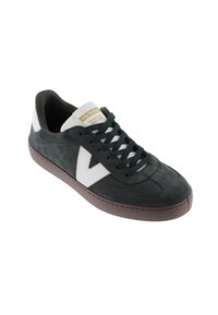 Zapatillas de ante en verde oscuro con detalles en blanco y suela de goma marrón. Presentan puntera redonda y parte frontal con cordones de seis ojales. Logo de la marca en la lengüeta.
