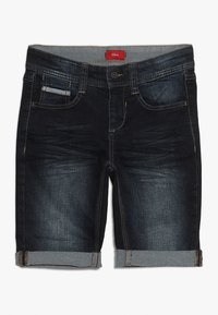 Pantalones cortos de mezclilla azul oscuro con dobladillo vuelto, diseño de cinco bolsillos y una cinturilla lisa con una etiqueta de logo roja en la parte posterior.