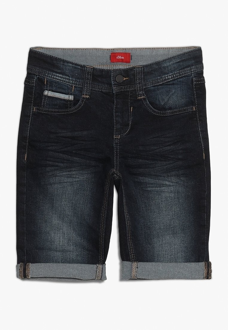 Pantalones cortos de mezclilla azul oscuro con dobladillo vuelto, diseño de cinco bolsillos y una cinturilla lisa con una etiqueta de logo roja en la parte posterior.
