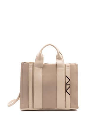 Beige strukturierte Handtasche mit glatten und strukturierten Oberflächen, dualen oberen Tragegriffen, verstellbarem Schultergurt und einem geometrischen Akzent auf der Vorderseite.