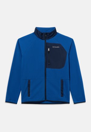 Giacca in pile blu con zip integrale, tasche sul petto e ai lati di colore blu scuro, collo rialzato e logo Columbia sulla tasca del petto.