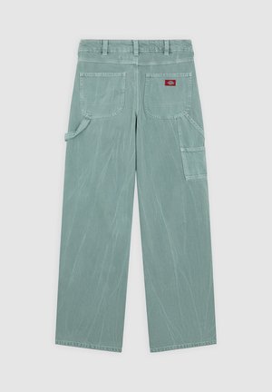 Lysegrønne cargo-bukser med vide ben og et krøllet tekstur. Har flere lommer og en rød brandlogo-patch bagpå.