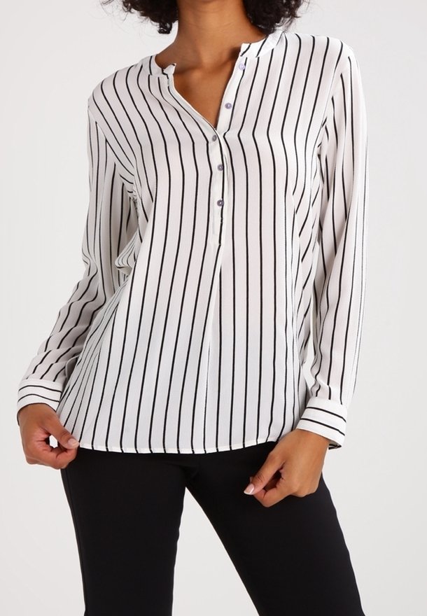 Chemise à manches longues avec boutons, base blanche et rayures verticales noires. Dotée d'un col mandarin et d'une texture subtile.