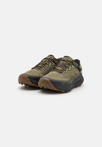 Scarpe da trail running in verde oliva e nero. Parte superiore in mesh, suola intermedia spessa, suola testurizzata con lugs prominenti per una migliore trazione.