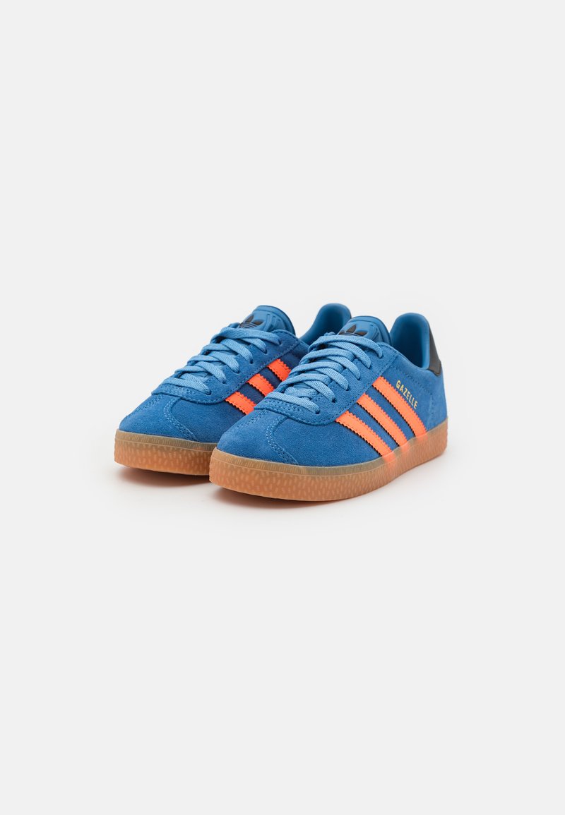 adidas Originals GAZELLE KIDS - Sneakers laag - focus blue/solar  orange/core black/blauw - Zalando.nl