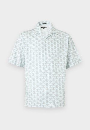 Chemise blanche à manches courtes avec un motif géométrique gris sur l’ensemble et un col décontracté.