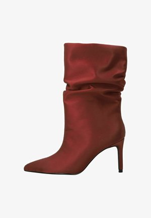 Botte de cheville en satin rouge, à bout pointu, talon aigu haut, texture lisse et design froncé à la tige.