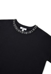 Suéter de punto negro con un escote redondo adornado con un cuello decorativo de cuentas. Cuenta con una textura suave y mangas cortas.