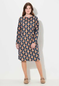 Abito a maniche lunghe con sfondo blu navy, caratterizzato da un motivo di foglie arancioni e bianche. Taglio dritto con scollatura rotonda, vestibilità rilassata.