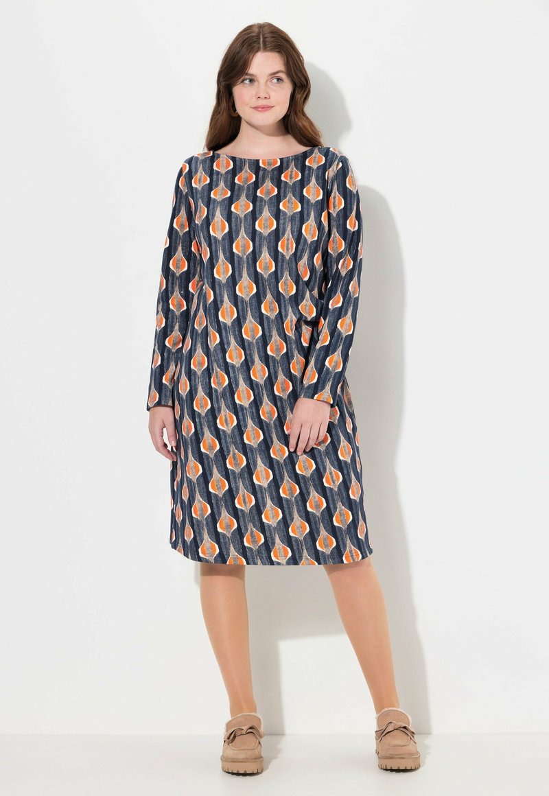 Abito a maniche lunghe con sfondo blu navy, caratterizzato da un motivo di foglie arancioni e bianche. Taglio dritto con scollatura rotonda, vestibilità rilassata.