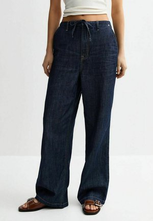Pantalons en denim sombre à jambes larges avec une taille à cordon de serrage, présentant de subtils accents décolorés et des coutures doubles pour une durabilité accrue.