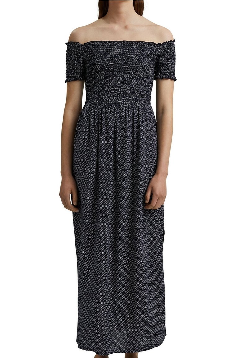 Robe maxi bardot bleu marine foncé avec un corsage smocké et un délicat motif géométrique blanc. Tissu fluide avec une jupe ample.