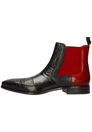Botines Chelsea de cuero negro con paneles laterales elásticos acanalados rojos, parte superior texturizada, punta afilada y costura decorativa en la puntera.