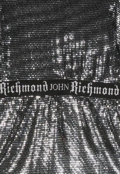 Vestito nero con paillettes che presenta una superficie testurizzata, con un'etichetta in vita ben visibile che reca la scritta "JOHN RICHMOND" in un carattere decorativo.