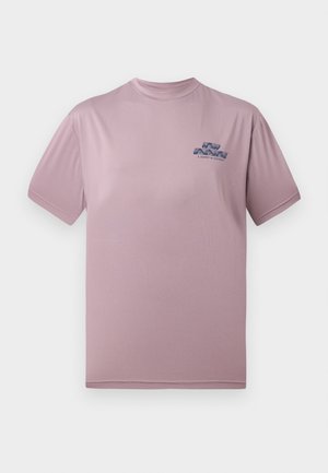 Tricou scurt cu mânecă scurtă, de culoare roz deschis, realizat dintr-un material neted; prezintă un design grafic albastru în zona stângă a pieptului. Gât rotunjit.