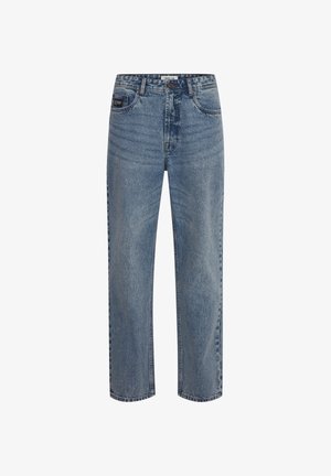 Jean en denim bleu clair, coupe droite, taille haute, style cinq poches, délavage subtil, avec fermeture à bouton métallique et braguette zippée.
