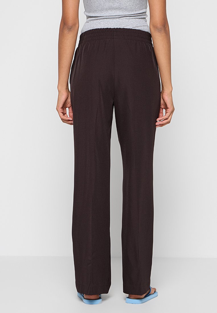 Zwarte, wijde broek met een elastische tailleband en een soepele, lichte stof, met een eenvoudig ontwerp en zonder zichtbare patronen of versieringen.