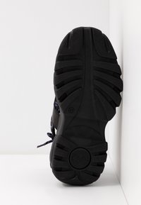 Buffalo London Plateausandalette - black