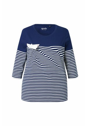 T-shirt blu navy con righe orizzontali bianche, maniche a tre quarti e design di una barca di carta sul lato sinistro. Materiale in cotone.