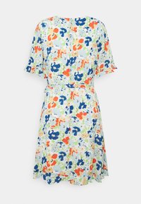 Květinové šaty s světle modrým pozadím, zdobené oranžovými, zelenými a modrými květinovými vzory, krátkými rukávy a detailem na zavázání v pase.