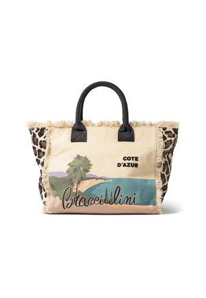 Canvas draagtas met een beige lichaam, leopardsafari-accenten, rafelige randen en een grafisch ontwerp met een kustlandschap en tekst.