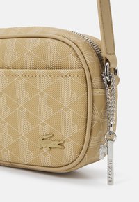 Lacoste DAILY LIFESTYLE SEASONAL - Mala a tiracolo - viennois beige