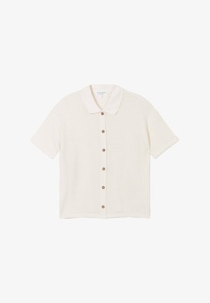 Kurzmöndige Creme-Bluse aus strukturiertem Stoff, mit einem kragenlosen Ausschnitt und fünf braunen Knopfverschlüssen auf der Vorderseite.