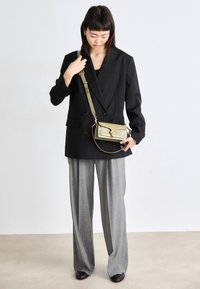 COACH PATENT SIGNATURE LEATHER TABBY SHOULDER BAG 20 - Håndtasker - moss