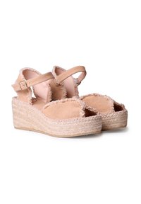 Bežinės espadrilės su atvirais pirštais, drobulės kraštai, kulkšnies dirželiai ir jute apvytas platformos padas.