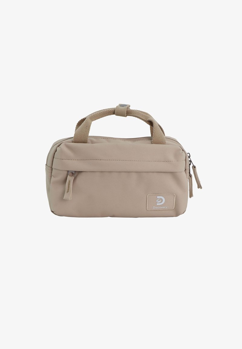 Beige Stoffreisetasche mit einem Reißverschluss, zwei kurzen Griffen und einem Logopatch. Sie verfügt über einen flachen Boden und eine strukturierte Oberfläche.