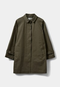 Cappotto di cotone verde oliva con collo a camicia, maniche a tre quarti, due tasche laterali e polsini arrotolabili. Design semplice e dritto.