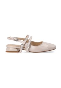 Beżowe lakierowane buty typu slingback z kwadratowym noskiem, dwoma regulowanymi srebrnymi klamrami i niskim słupkowym obcasem. Gładka tekstura, minimalistyczny design.