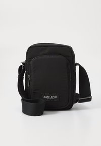 La borsa a tracolla nera in nylon presenta un design trapuntato, una tracolla regolabile e una tasca frontale con zip, completa di un patch con il marchio nella parte inferiore.