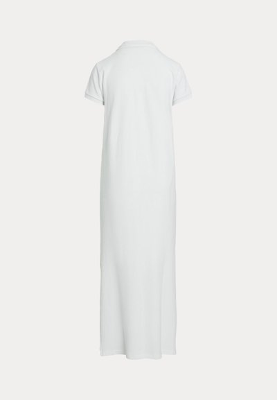 Valkoinen puuvillainen polomekko, jossa on lyhyet hihat, klassinen kaulus ja suora siluetti. Pituus ulottuu nilkkoihin asti, eikä siinä ole näkyviä kuvioita.