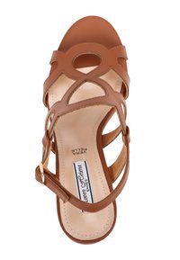 Sandal in pelle marrone con motivi traforati, punta rotonda e cinturino alla caviglia. Dotato di soletta imbottita e finitura liscia.