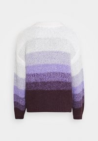 Pull tricoté avec des rayures horizontales en blanc, violet clair, violet moyen et violet foncé, vu de dos.
